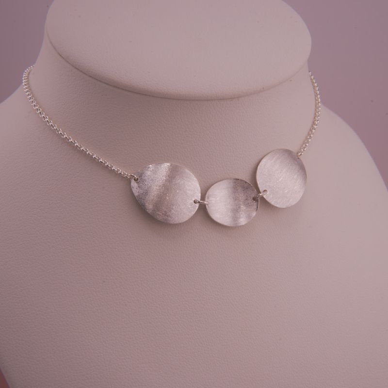Preview: Nahaufnahme des Isola Colliers im Floating Look, kurz am Hals dekoriert, zur Veranschaulichung der optimalen Passform.